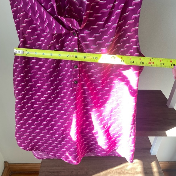 Pink 41Hawthorn V-Neck Blouse Women’s Size Medium.
Bold wave/toothpaste pattern. - Picture 7 of 8